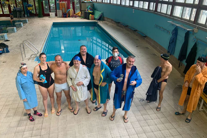 Gruppo di persone in piscina