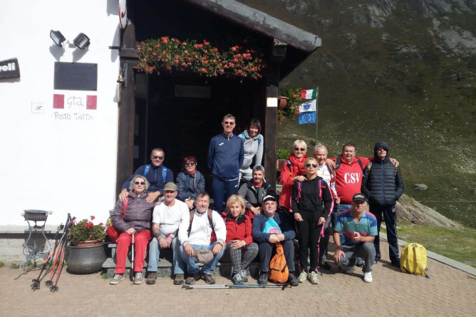 Gruppo di persone in gita in montagna