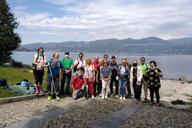 Gruppo di persone in gita in montagna