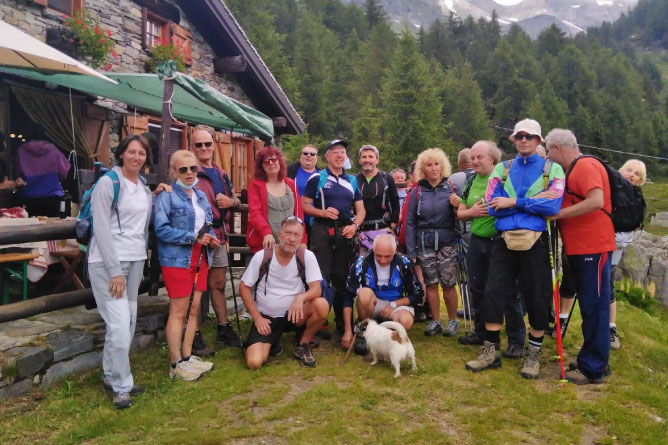 Gruppo di persone in gita in montagna