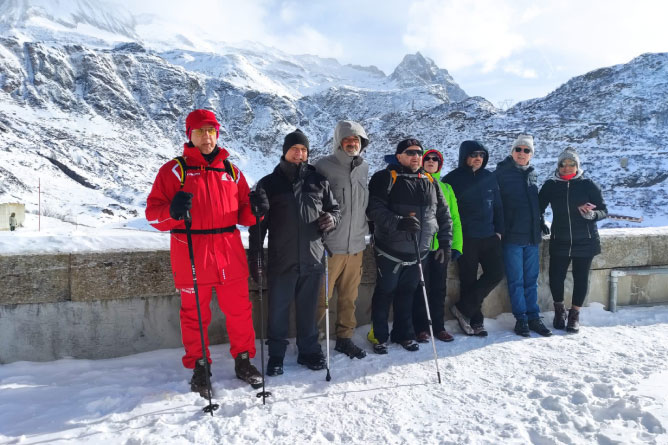 Gruppo di persone in gita in montagna