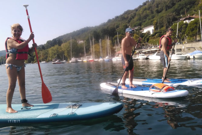 Ragazzi in Sup al lago Maggiore