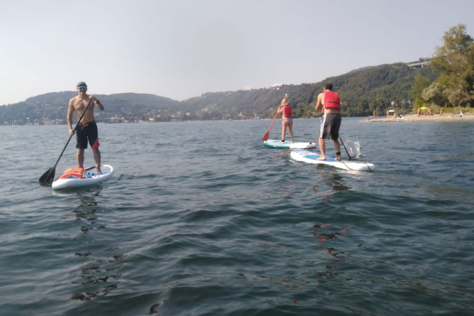 Ragazzi in Sup al lago Maggiore