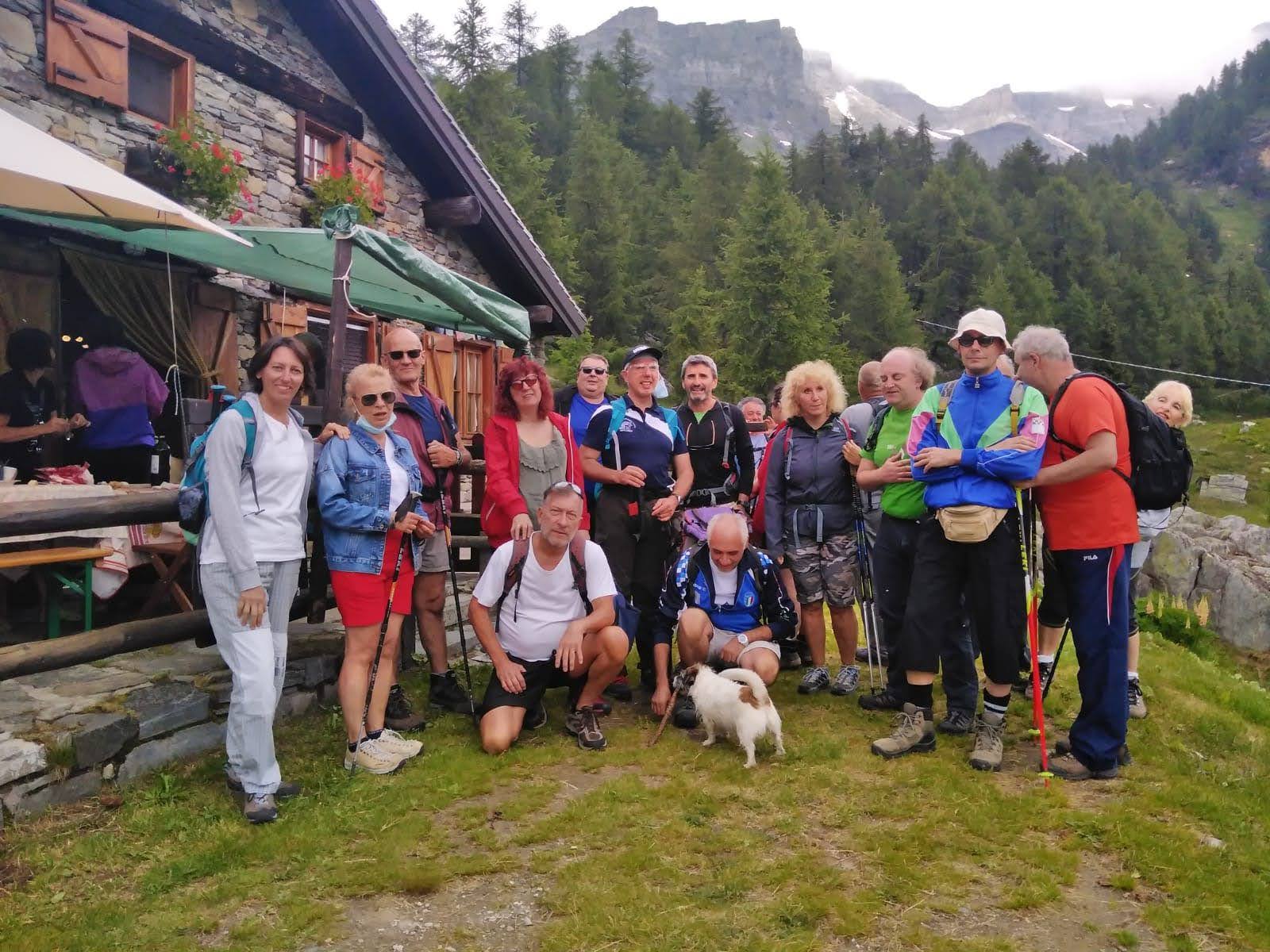 Gruppo di persone in gita in montagna