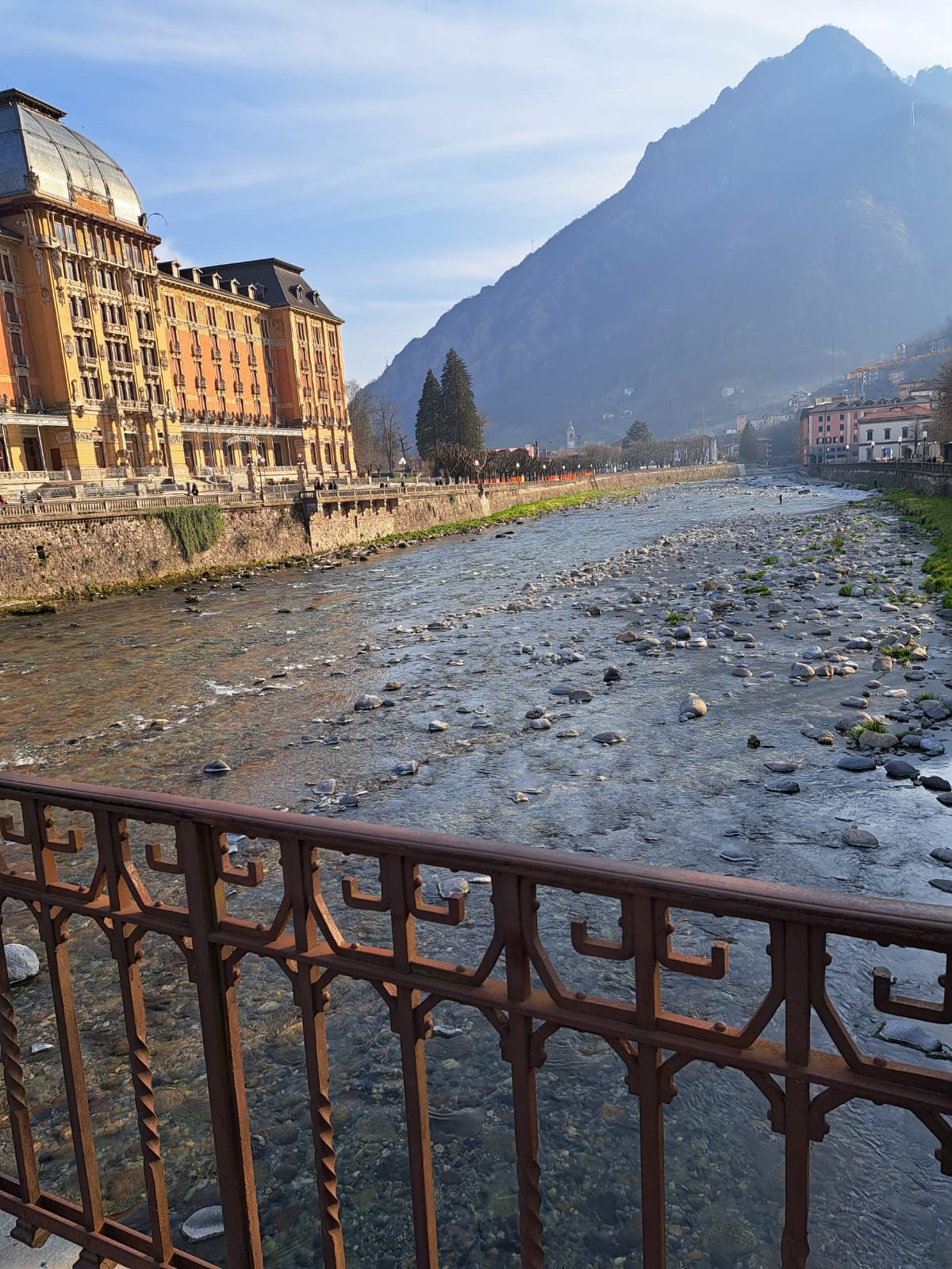 Panoramica del Grand Hotel e letto del fiume Brembo