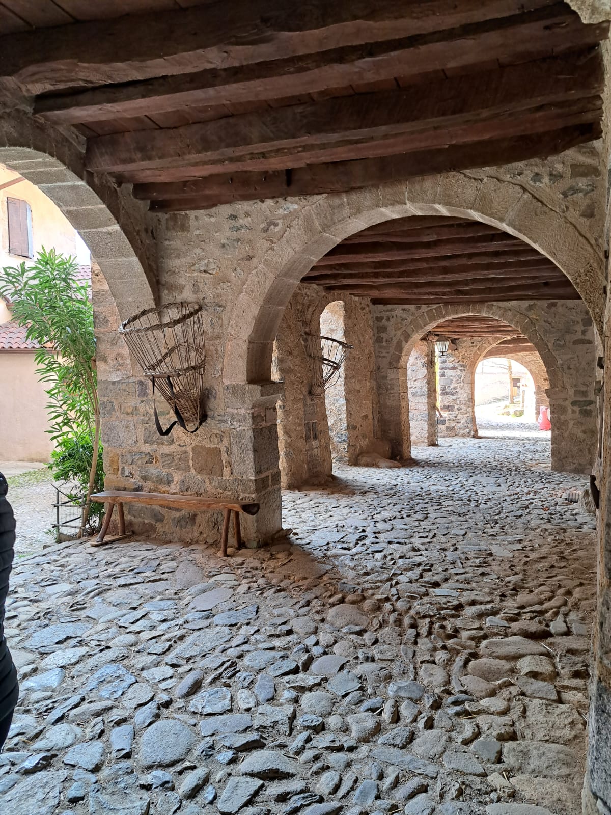 Piazza e portici del borgo medioevale dove facevano il mercato