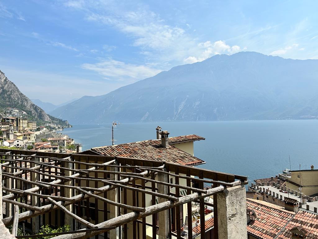 Panorama dalla limonaia a Limone